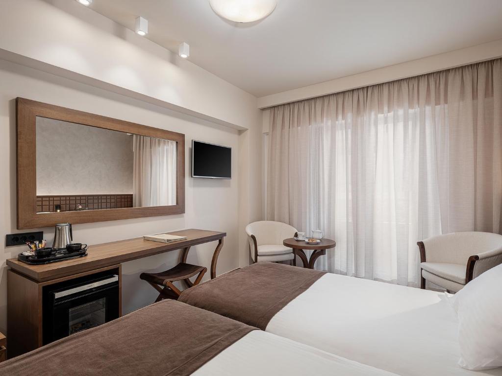 TV a/nebo společenská místnost v ubytování Civitel Akali Hotel