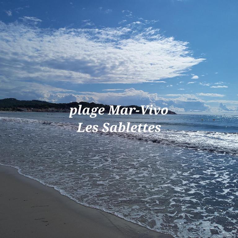 une photo de la plage avec les mots place manina les satellites dans l'établissement Logement entier 40m2 Mar Vivo, à La Seyne-sur-Mer