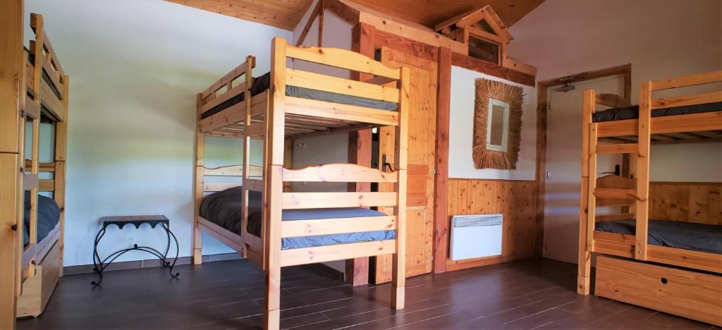 Palanda nebo palandy na pokoji v ubytování Gîte de Cayssie