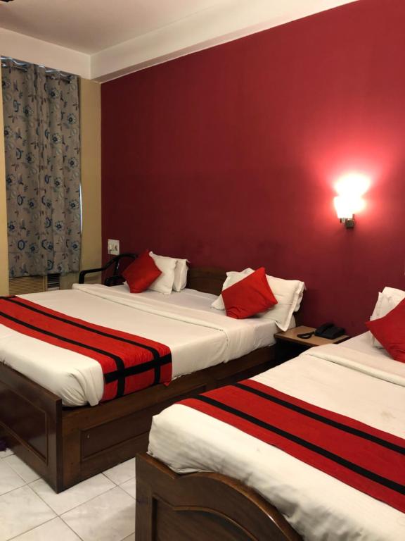 Postel nebo postele na pokoji v ubytování HOTEL BREEZE NEW JALPAIGURI