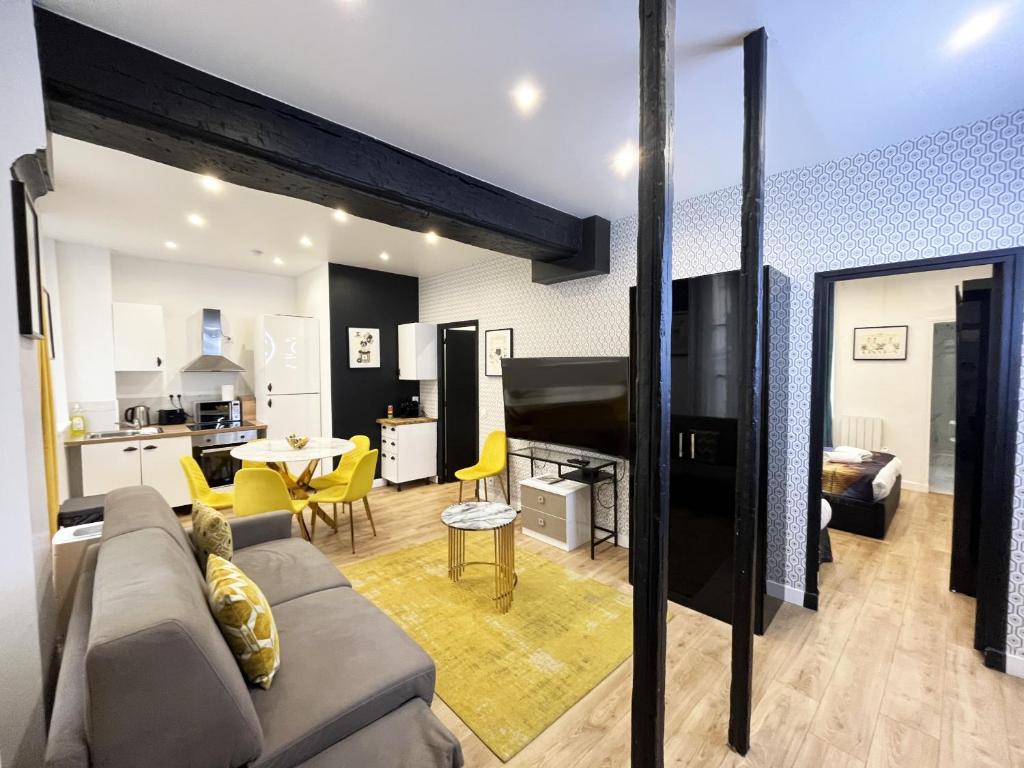 un salon et une cuisine avec un canapé et une table dans l'établissement Urban Flat 157 - Coco Chanel Flat in Montorgueil, à Paris