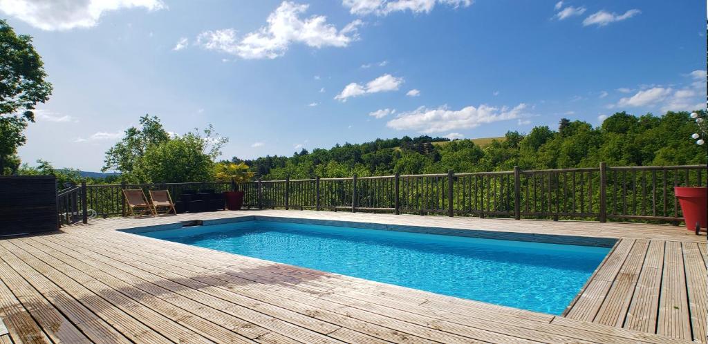 Bazén v ubytování Gîte de Cayssie nebo v jeho okolí