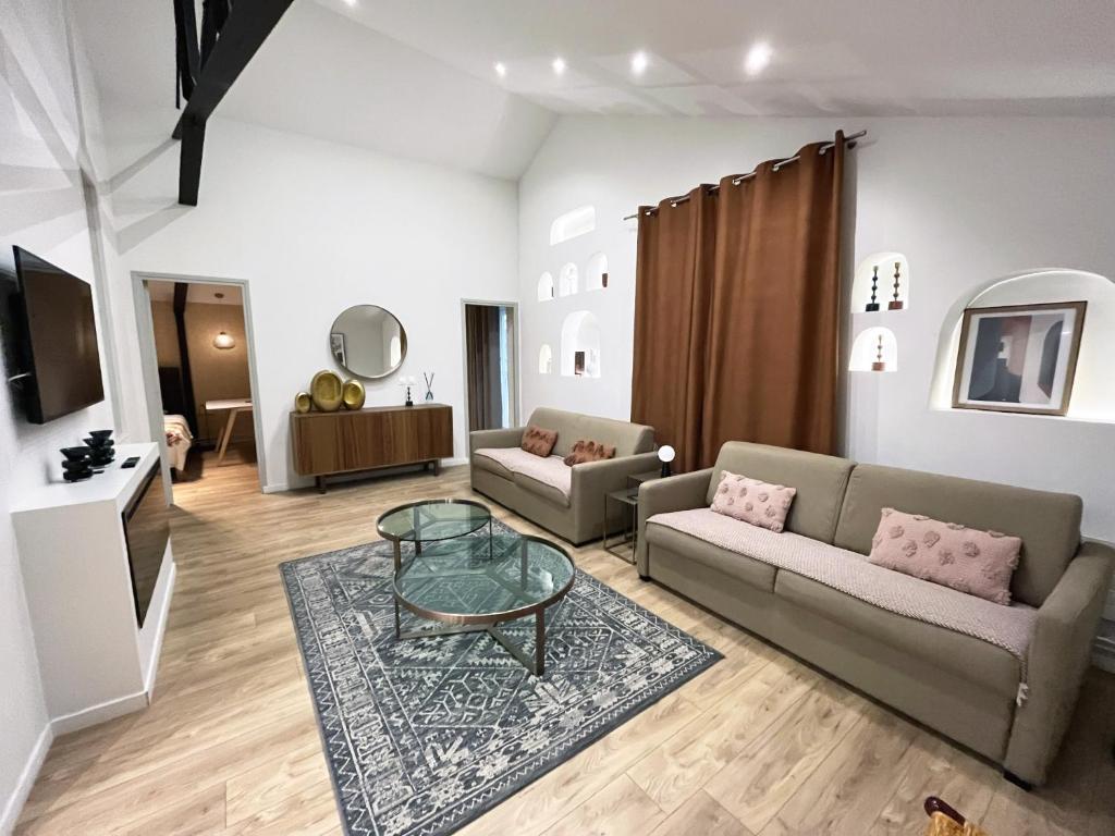 un salon avec deux canapés et une table en verre dans l'établissement Urban Flat 161 - Sublime 4BDR Luxury Flat in Paris, à Paris