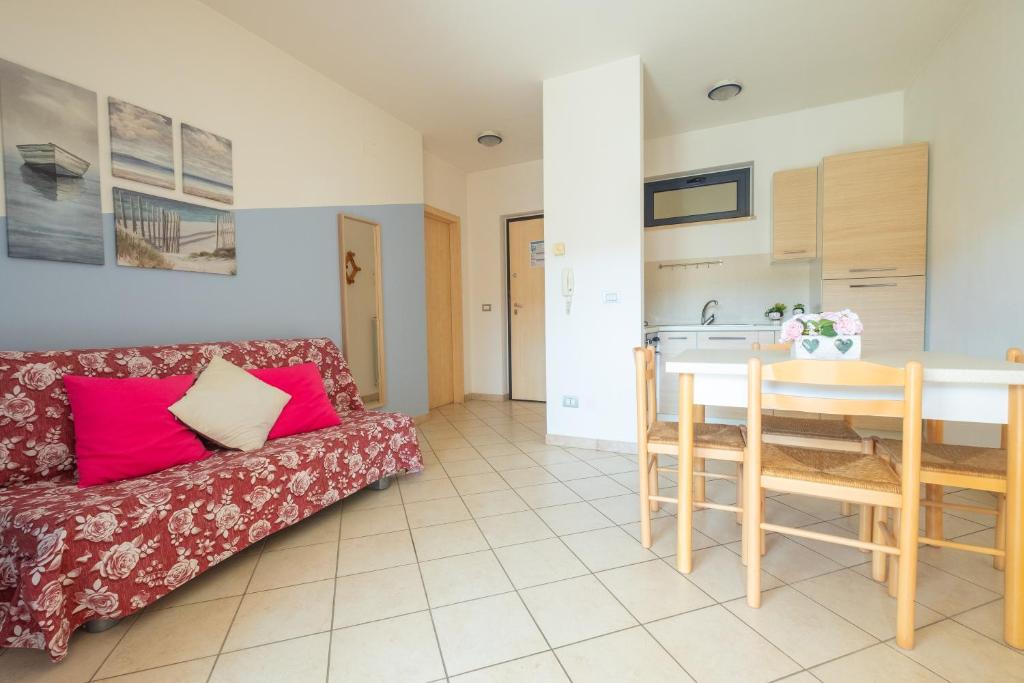 ein Wohnzimmer mit einem Sofa und einem Tisch in der Unterkunft Green Bay C12 - Pineto Vacanza in Pineto
