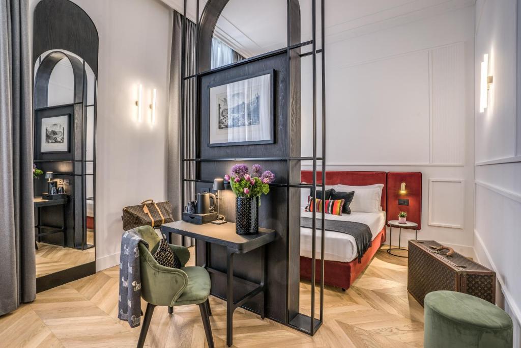 um quarto de hotel com uma cama, uma mesa e cadeiras em Residenza Piranesi Boutique Hotel em Roma