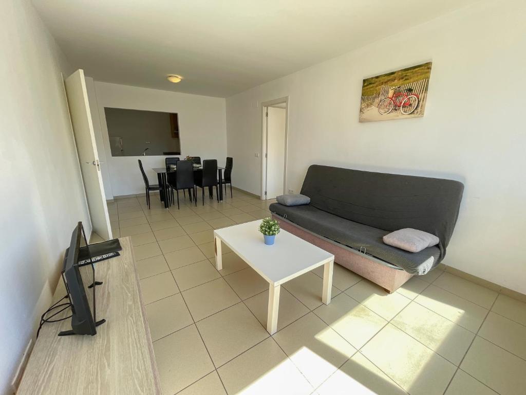 uma sala de estar com um sofá e uma mesa em Apartamentos Benicarló Lowcost 3000 em Benicarló