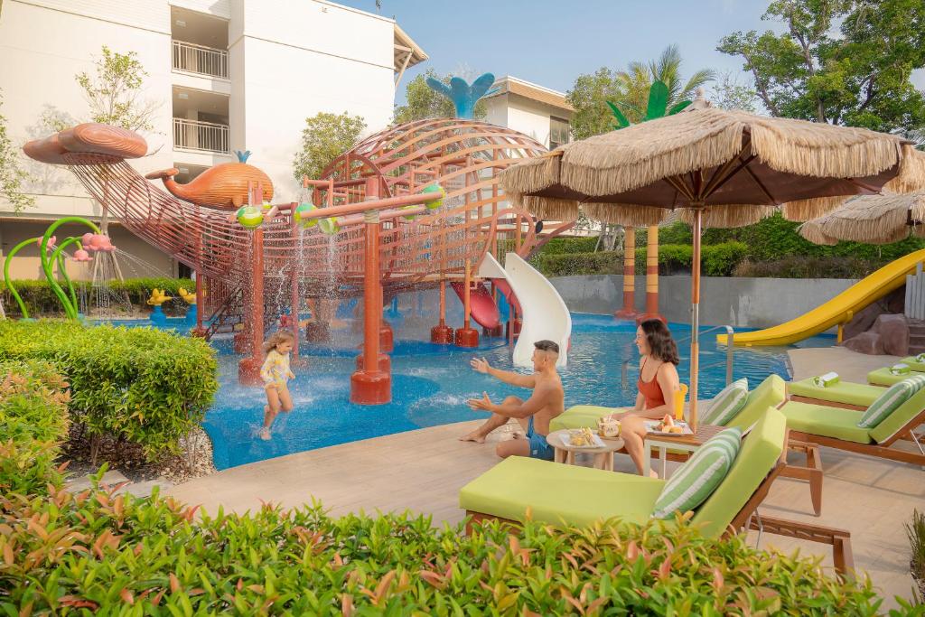 - un groupe de personnes dans la piscine d'un complexe dans l'établissement Holiday Inn Resort Samui Bophut Beach, an IHG Hotel, à Bophut 