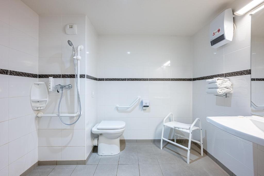 Un baño de Ace Hotel Bordeaux Cestas