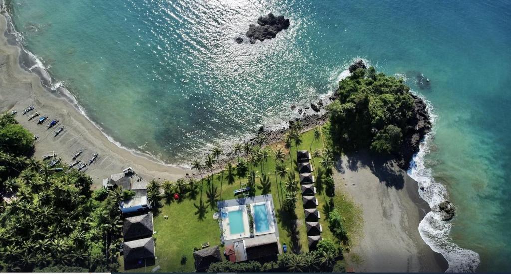 z góry widok na dom na plaży w obiekcie SAESEA Private Beach & Resort w mieście Karanghawu