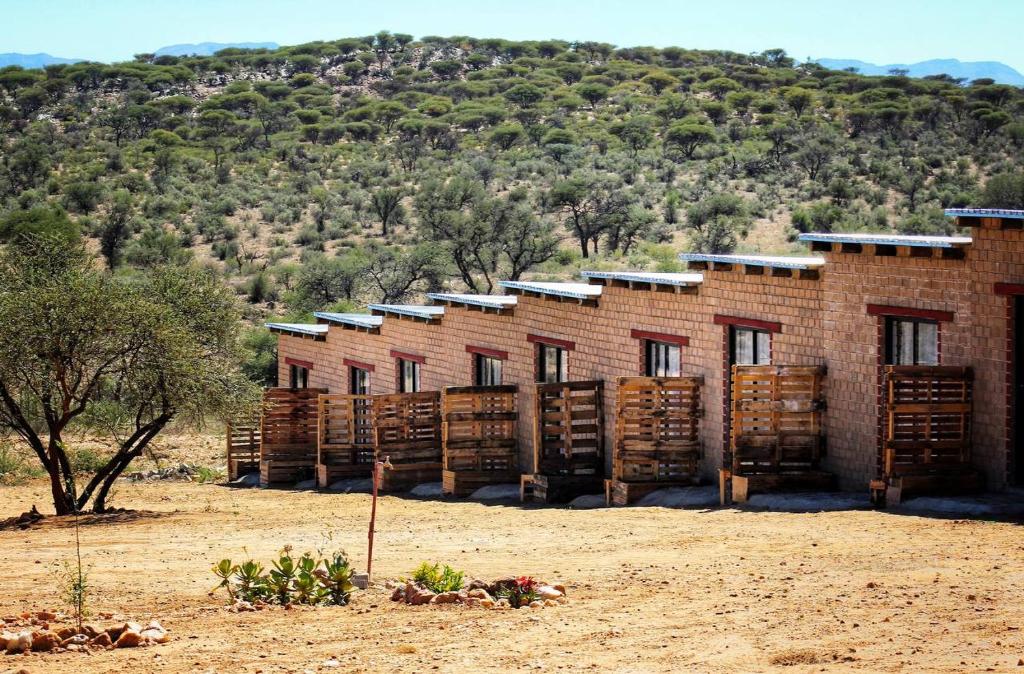 un edificio de ladrillo en medio de un campo en Valor Wellness Retreat, en Windhoek