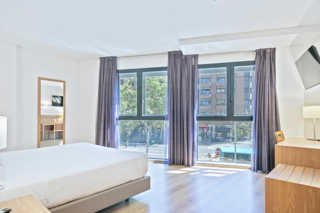 una camera con un letto e una grande finestra di Hotel Acta Azul Barcelona a Barcellona