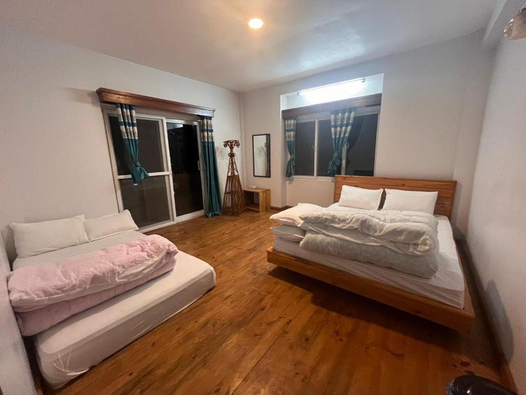 Säng eller sängar i ett rum på 28 Homes Chitlang