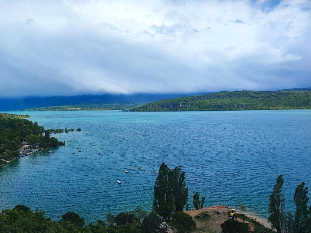 - une vue sur une grande étendue d'eau avec des arbres dans l'établissement Flo mobil home camping Poney trois étoiles route de Moustiers Ste Croix, à Sainte-Croix-de-Verdon