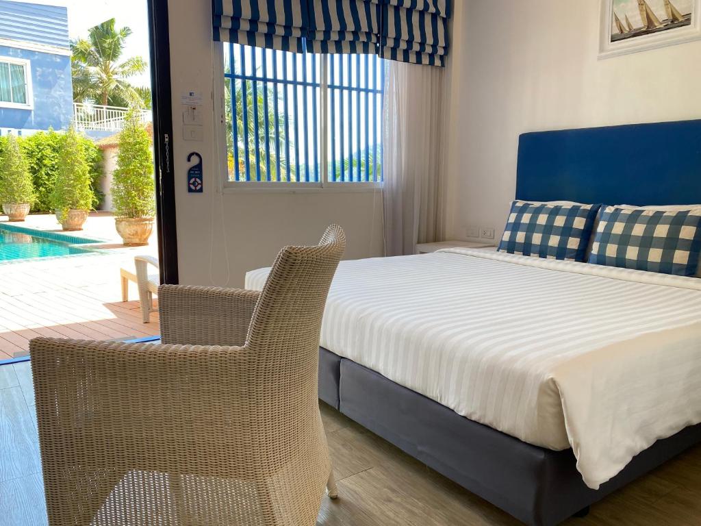 Postel nebo postele na pokoji v ubytování Phuket Boat Quay Hotel Panwa Beach