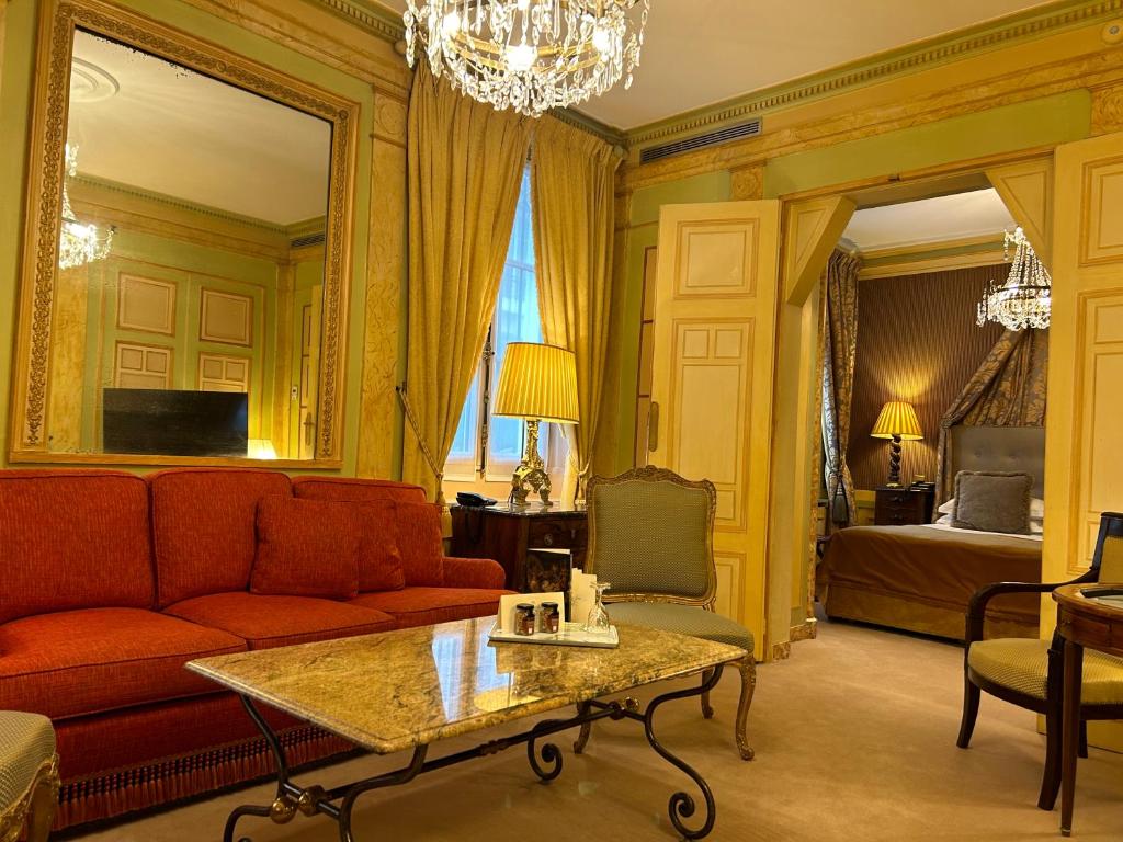 TV a/nebo společenská místnost v ubytování Hôtel Duc De St-Simon
