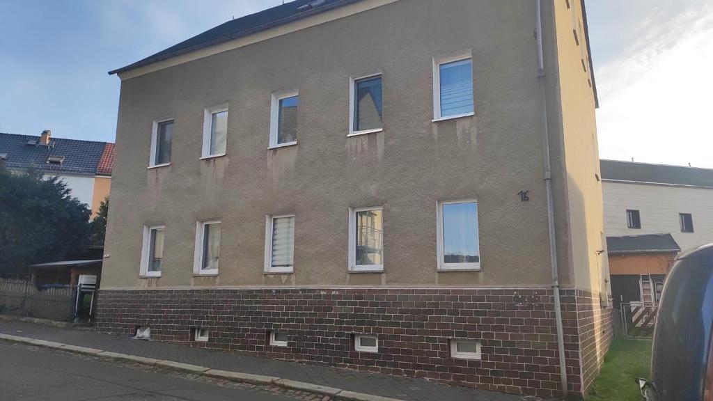 ein Backsteingebäude mit seitlichen Fenstern in der Unterkunft Kleine gemütliche Wohnung in Zwickau