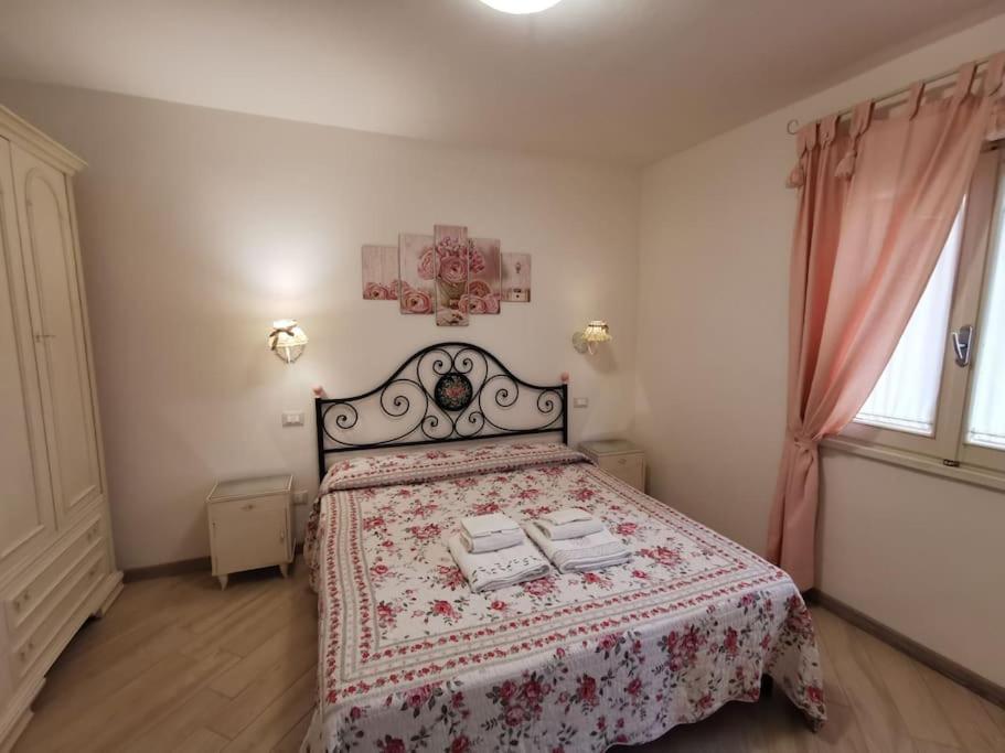 Postel nebo postele na pokoji v ubytování BORGO DE’ CENCI, lovely apartment below the Castel