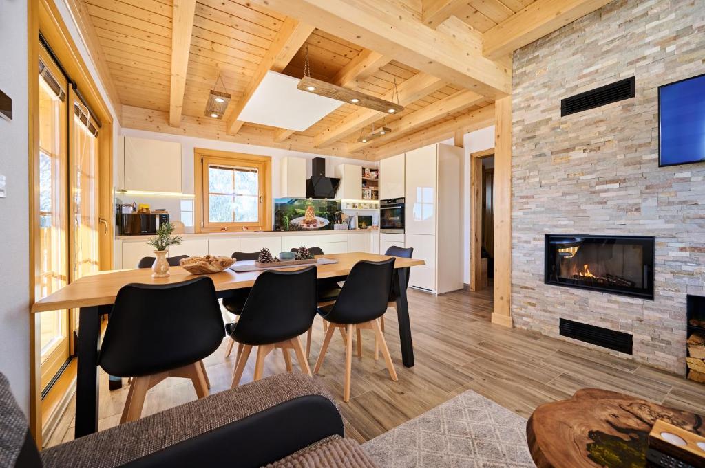 TV a/nebo společenská místnost v ubytování Cottage Osojnik - Alpine escape with Wellness