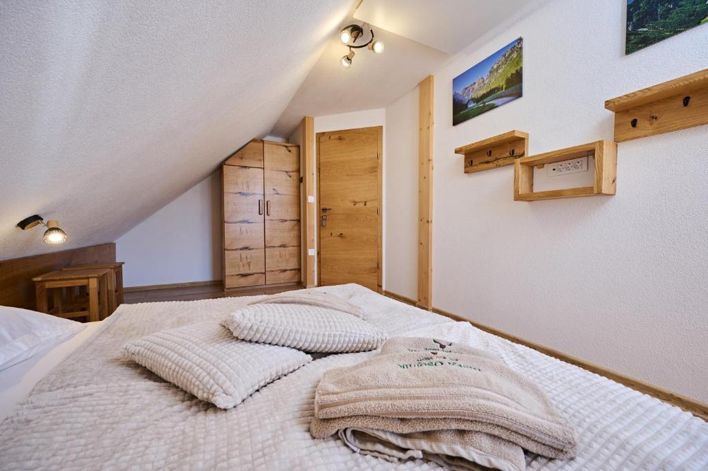 Postel nebo postele na pokoji v ubytování Cottage Osojnik - Alpine escape with Wellness