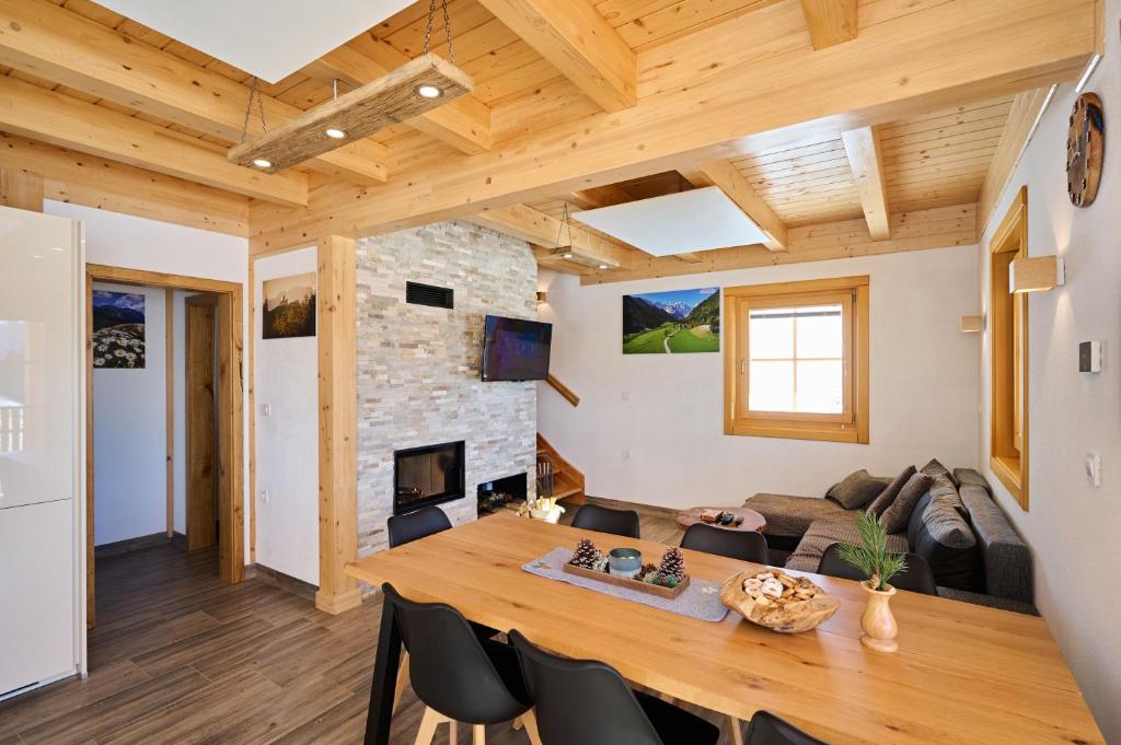 TV a/nebo společenská místnost v ubytování Cottage Osojnik - Alpine escape with Wellness