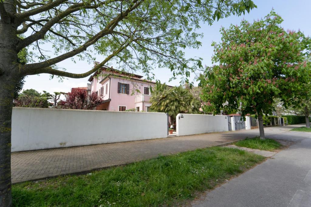 una cerca blanca frente a una casa en Casa Elti - Shanti and Jay apartments en Venice-Lido