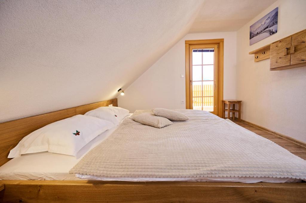 Postel nebo postele na pokoji v ubytování Cottage Osojnik - Alpine escape with Wellness