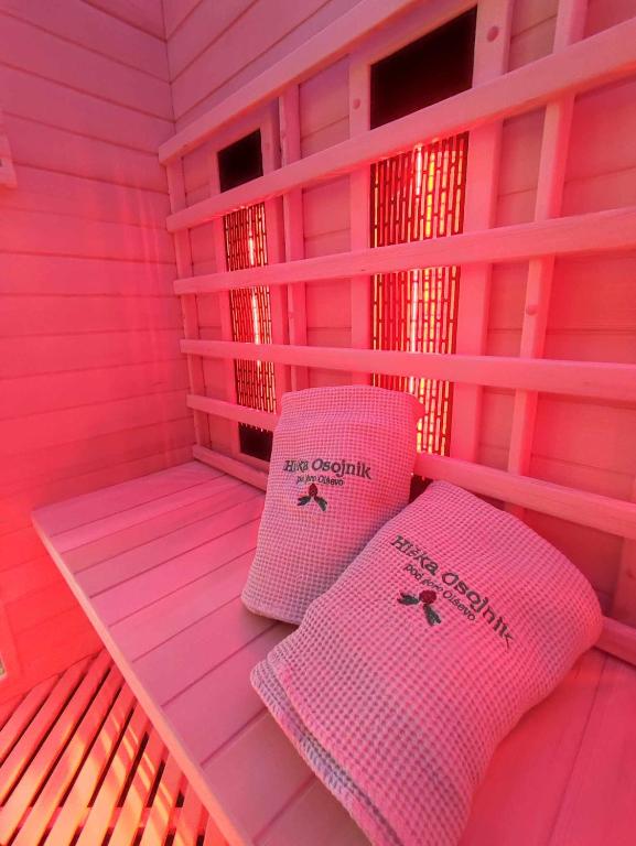 Postel nebo postele na pokoji v ubytování Cottage Osojnik - Alpine escape with Wellness