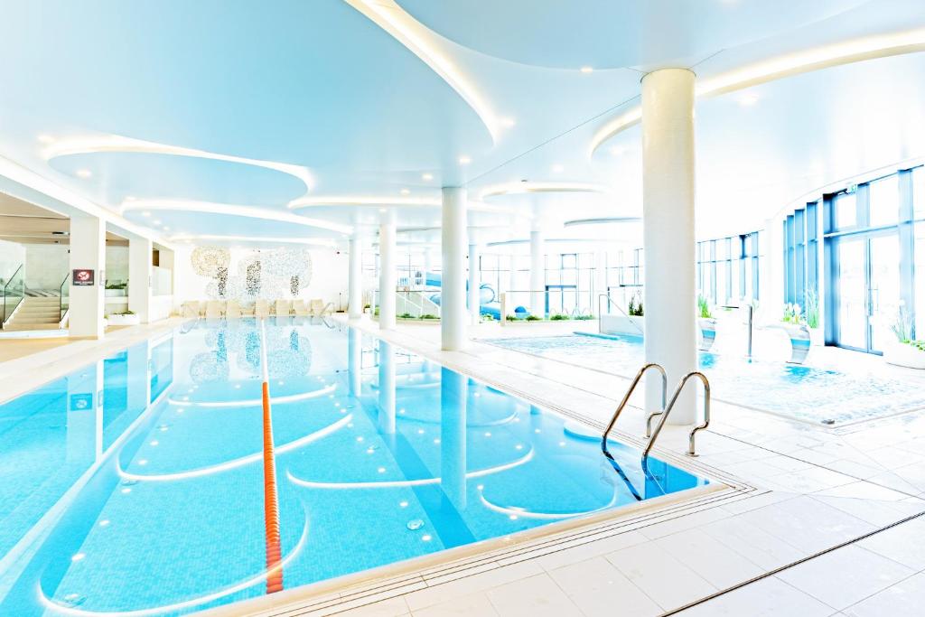Bazén v ubytovaní Horyzont Apartamenty -Polanki AQUA- Strefa SPA z basenem i fitness studio, prywatny garaż alebo v jeho blízkosti
