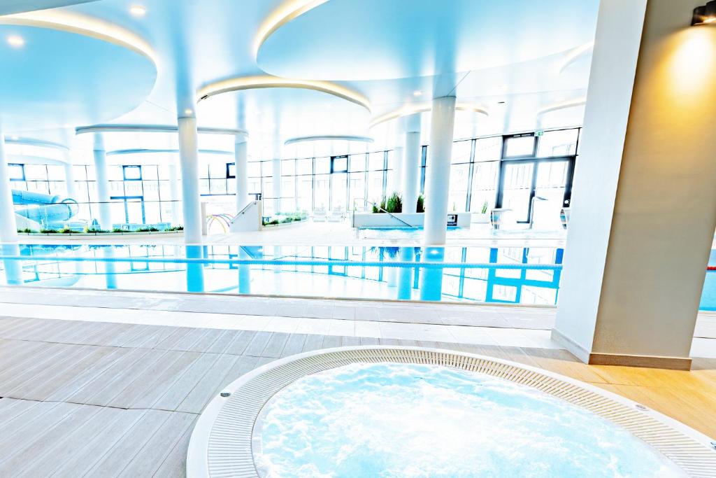Bazén v ubytovaní Horyzont Apartamenty -Polanki AQUA- Strefa SPA z basenem i fitness studio, prywatny garaż alebo v jeho blízkosti