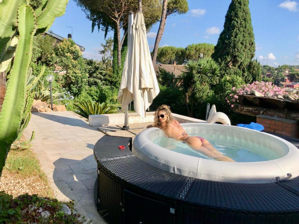 - une femme dans un bain à remous à l'arrière-cour dans l'établissement Villa degli Azzurri, à Rome