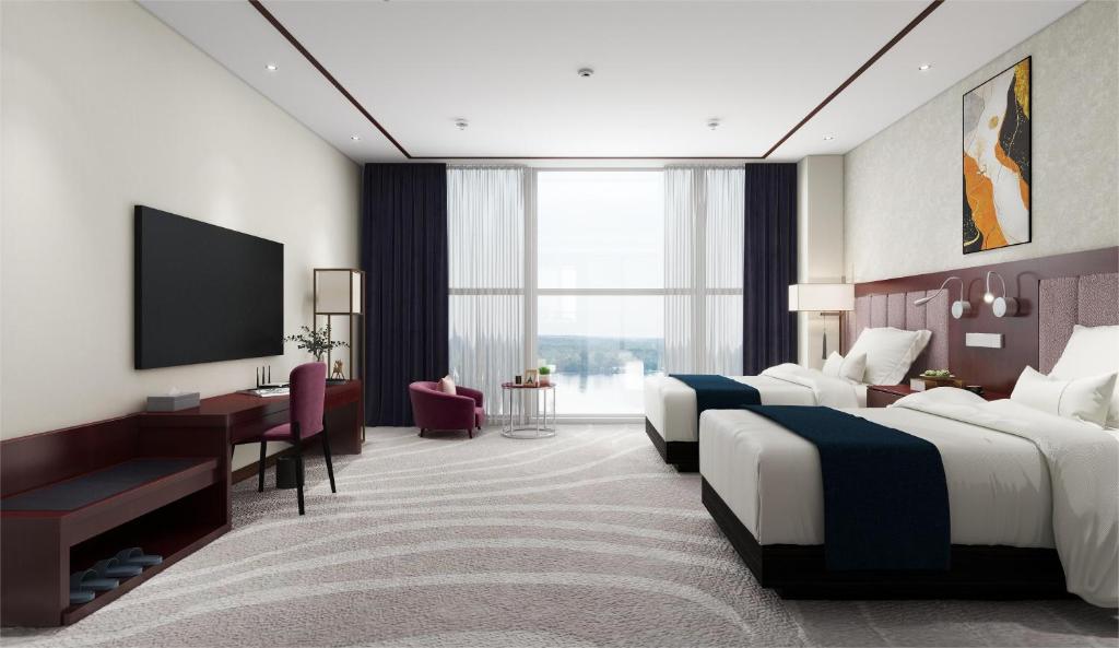 上海市にあるBosai Hotel Shanghai Hongqiao Railway Station National Convention and Exhibition Centerのベッド2台、薄型テレビが備わるホテルルームです。