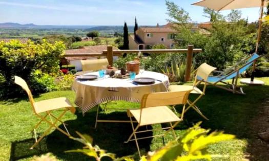 une table et des chaises dans une cour avec vue dans l'établissement Villa la Provençale, à Roquebrune-sur Argens