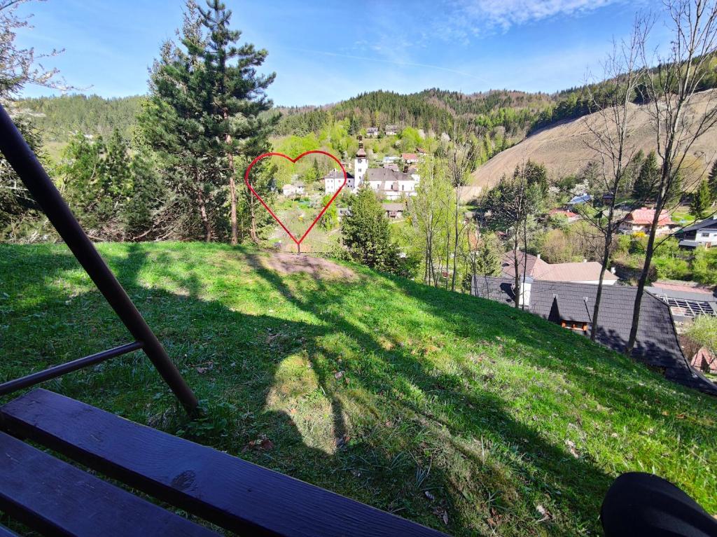 Un cuore in cima a una collina erbosa di Chalupa Grant a Špania Dolina