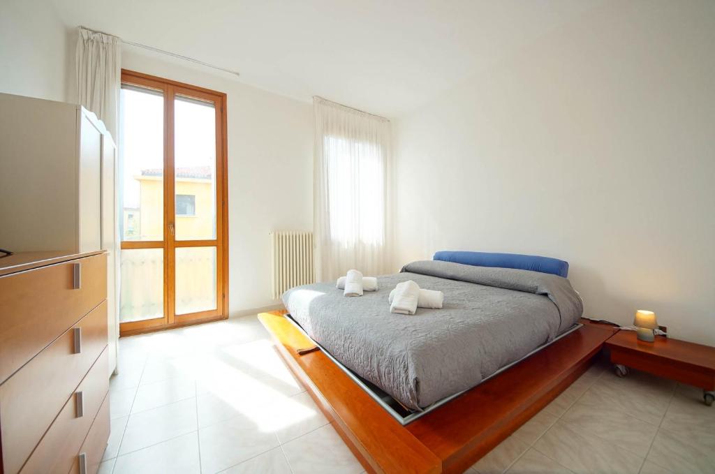 1 dormitorio con 1 cama con 2 toallas en DolceVita Apartments N 518 Giudecca, en Venecia