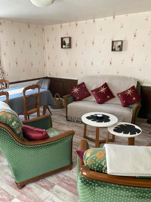 un salon avec un canapé et des chaises dans l'établissement Le gîte de Rose, à Pusy-et-Épenoux