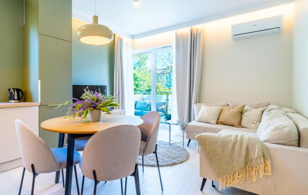 Posedenie v ubytovaní Unique View Apartment - 3pok, 4 łóżka, widok na rzekę, centrum, Netflix, parking, winda