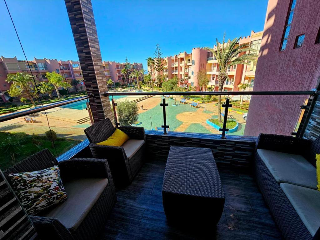 d'un balcon avec des canapés et une vue sur un parc. dans l'établissement Luxueux appartement à Sahara beach mohammedia, à Minaret de Mansuria