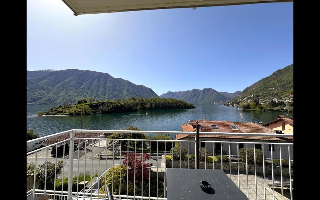 uitzicht op een rivier met bergen op de achtergrond bij Gardenia Apartment Ossuccio in Ossuccio
