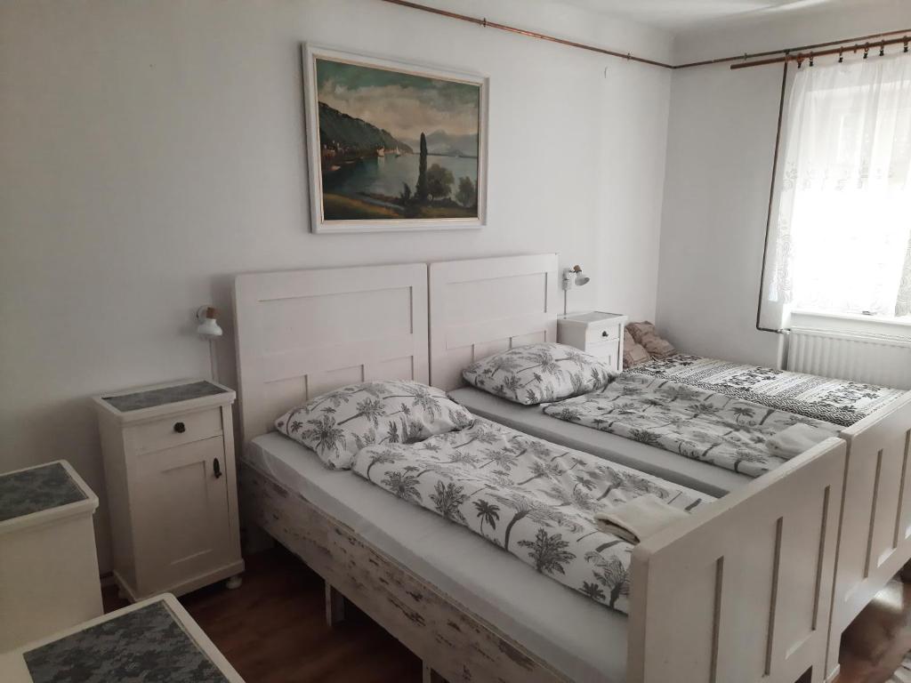 Łóżko lub łóżka w pokoju w obiekcie Nosztalgia Vendégház