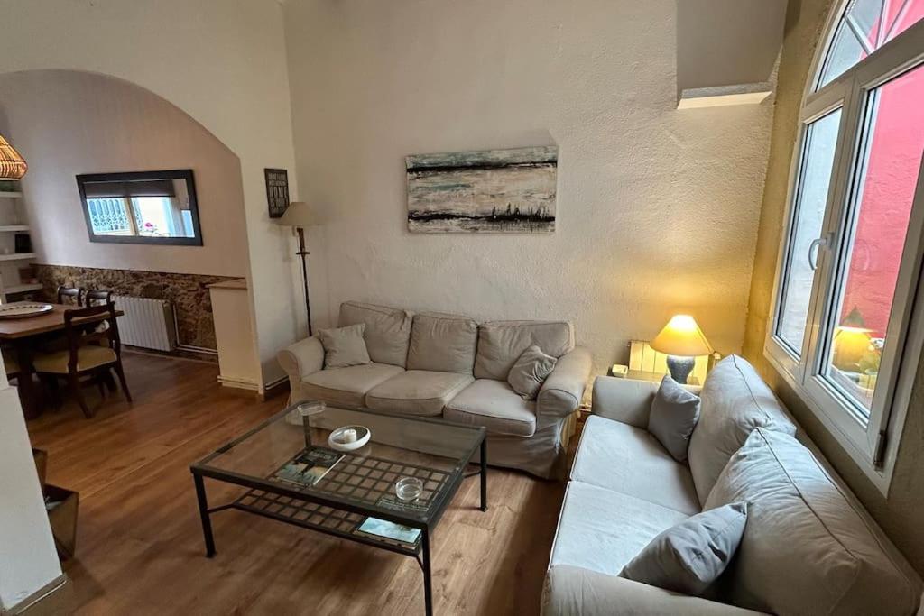 ein Wohnzimmer mit einem Sofa und einem Tisch in der Unterkunft Lovely House in Sant Feliu in Sant Feliu de Guixols