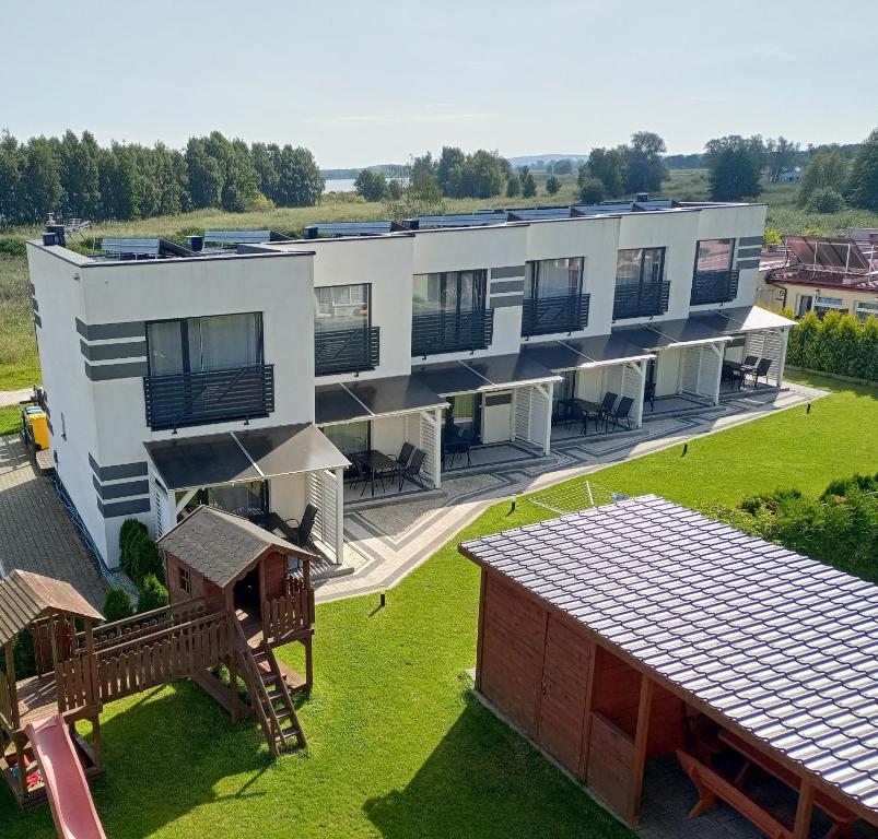 eine Luftansicht eines Gebäudes in der Unterkunft Over Lake-domki,apartamenty in Mielno