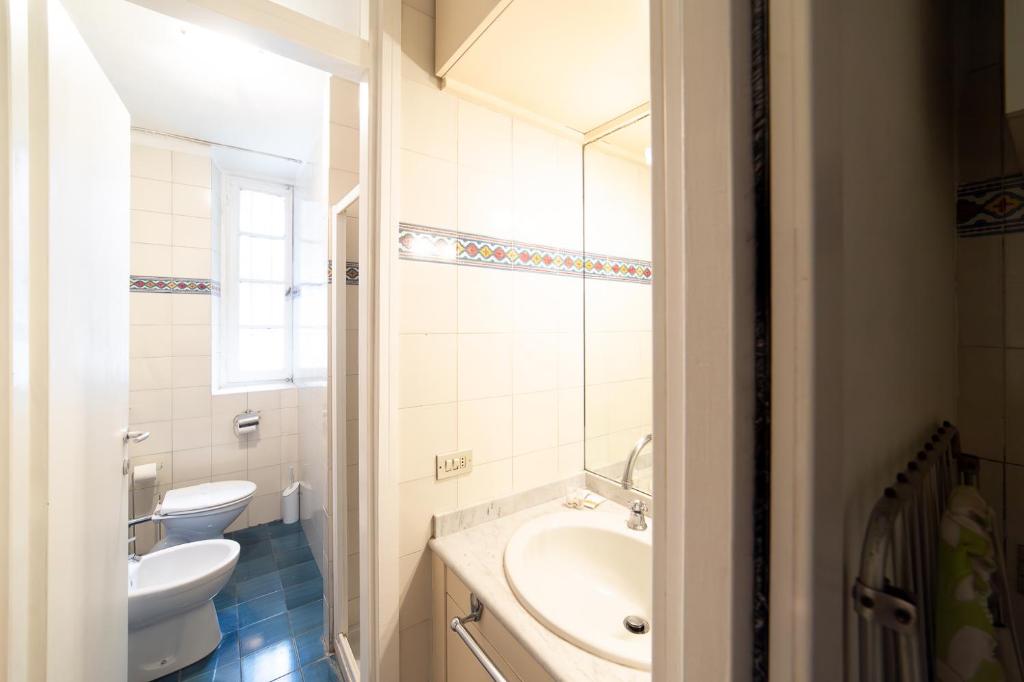Kúpeľňa v ubytovaní HBHALL Navigli 2 Apartment