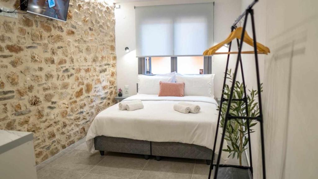 um quarto com uma cama com duas toalhas em 1900 Apartments Ioannina em Ioannina