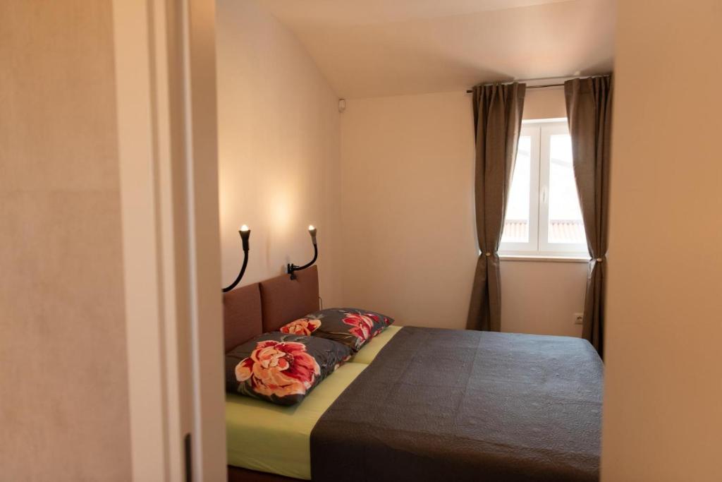 um quarto com uma cama com flores em Neue VILLA ROSE Fazana em Pula