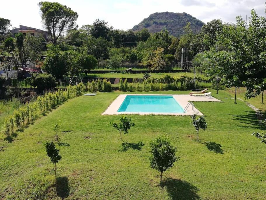 - une vue aérienne sur un jardin avec une piscine dans l'établissement OpenSpace Etna, à Viagrande