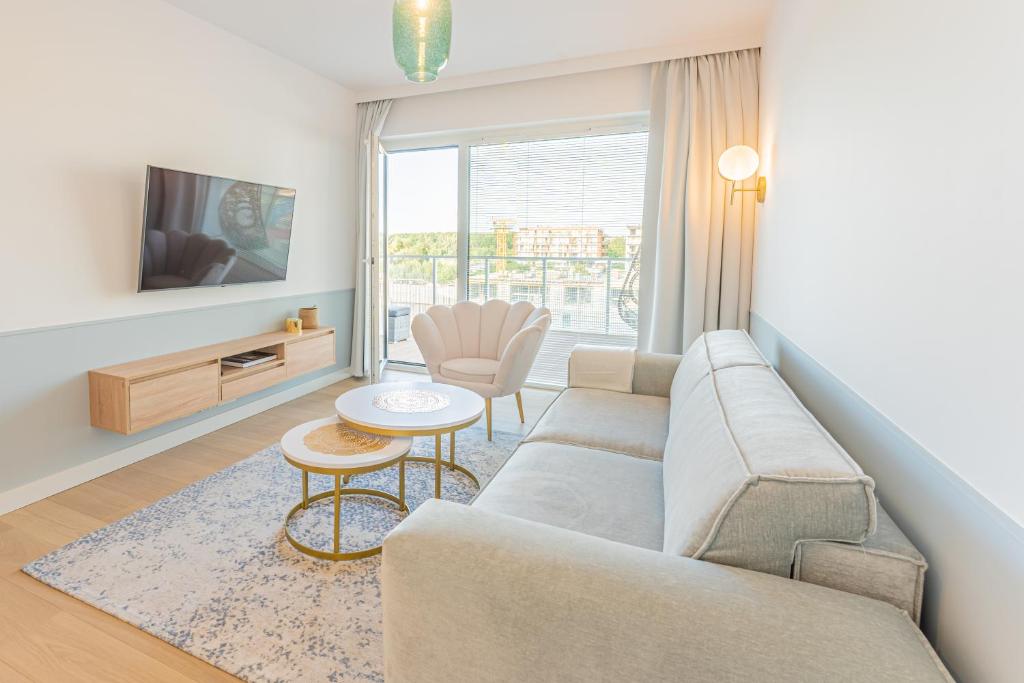 Televízia a/alebo spoločenská miestnosť v ubytovaní Horyzont Apartamenty -Polanki AQUA- Strefa SPA z basenem i fitness studio, prywatny garaż