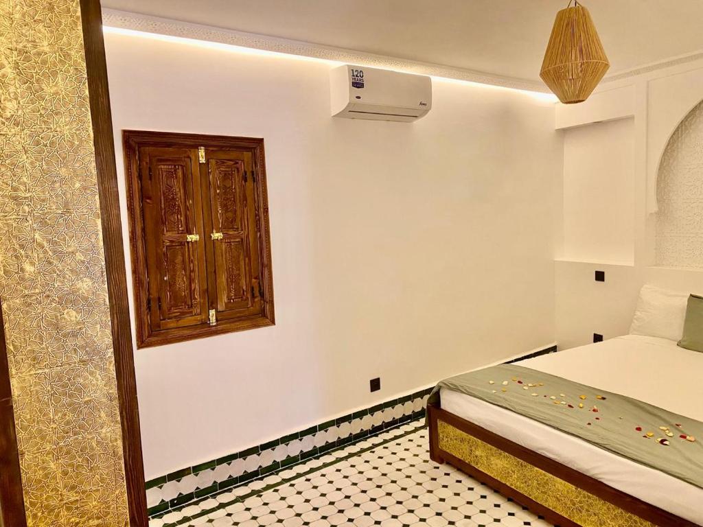 Postel nebo postele na pokoji v ubytování RIAD KS & SPA