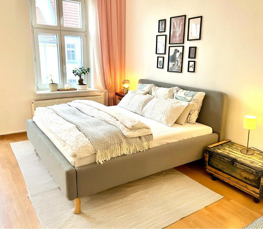 a bedroom with a bed in a room with a window at Helle Altbauwohnung, tolle Lage in Berlin