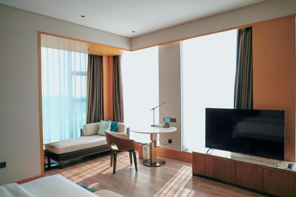 TV a/nebo společenská místnost v ubytování The Westin Wuhan Hanyang