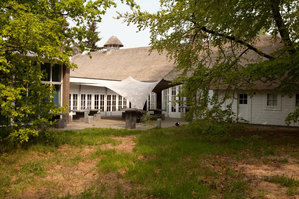 een groot wit gebouw met een wit laken eroverheen bij Landgoed ISVW in Leusden